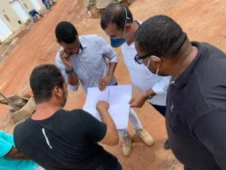 Junto com moradores, vereador conferiu o planejamentodas obras da Prefeitura