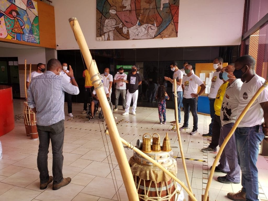 Kits de Capoeira são entregues a mais 12 grupos de Camaçari