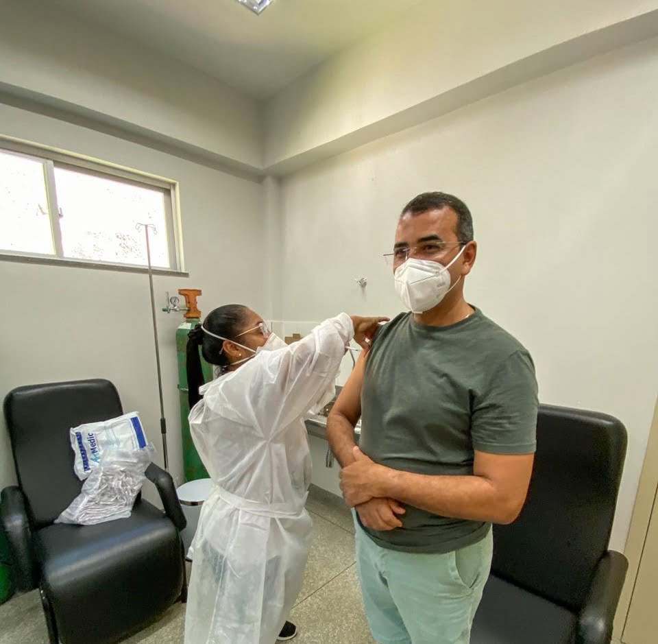 Júnior Borges recebe a primeira dose da vacina contra o coronavírus