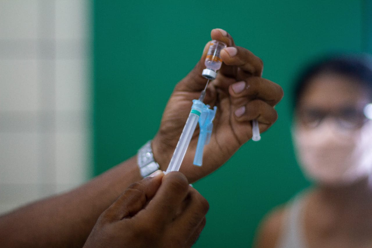 Vacinação contra Covid dos profissionais de comunicação que atuam em Camaçari está garantida